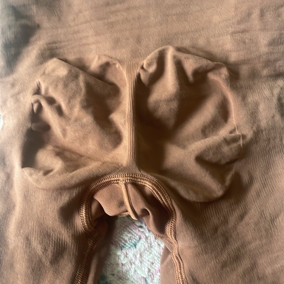 Skims never worn (only tried on) SEAMLESS SCULPT MID THIGH SHORT - Picture 7 of 7